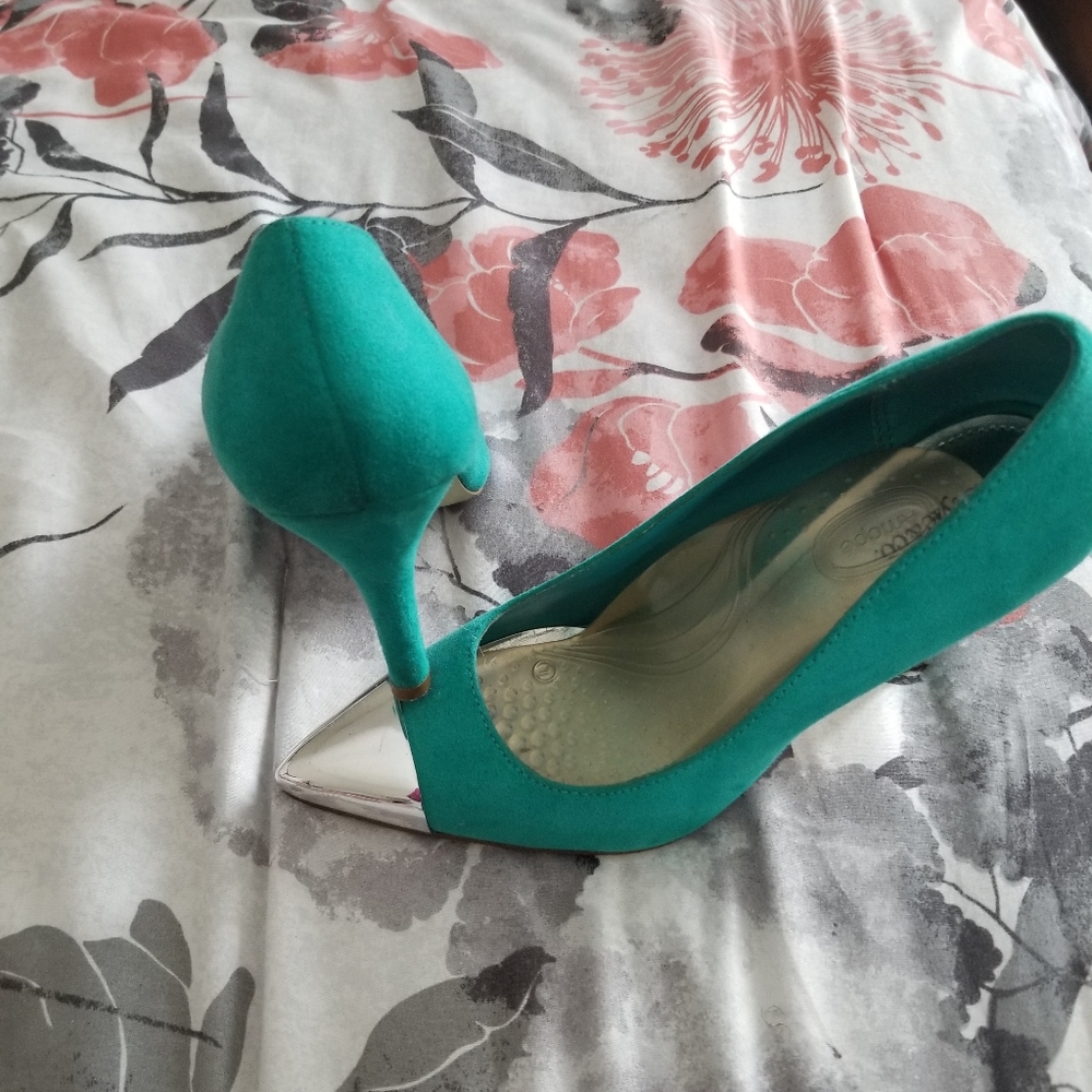 Very cute Green color pointed toes shoes